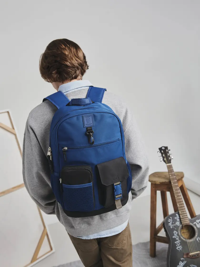 Adolescente de espaldas con una mochila juvenil Chenson azul puesta